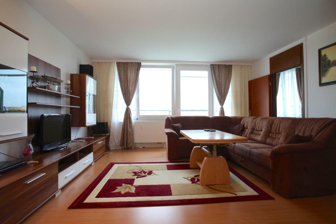 Apartment Homely Near Exhibition Center *